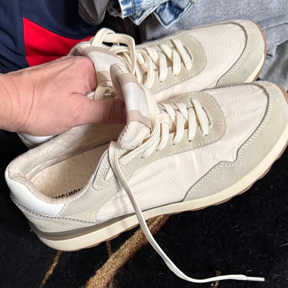 Woman’s  Beige Sneakers